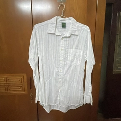 Áo sơmi hãng uniqilo nhật, màu trắng kẻ, size M-L, mặc 1,2 lần, còn nguyên cúc dự phòng