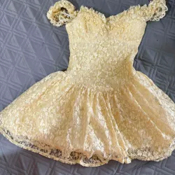 Váy ren hoa nhí có ánh nhũ màu vàng