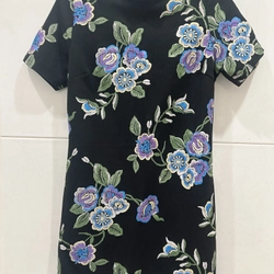 Đầm mini thêu hoa 