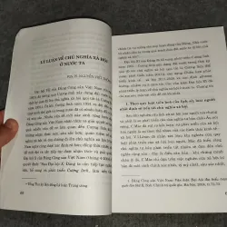 KIÊN ĐỊNH MỤC TIÊU VÀ CON ĐƯỜNG ĐI LÊN CHỦ NGHĨA XÃ HỘI Ở NƯỚC TA 701107
