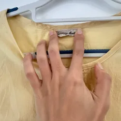 Áo sơ mi nữ cổ tròn tay ngắn màu vàng thêu họa tiết 1023299
