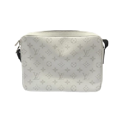 Túi đeo chéo Louis Vuitton Taiga Lama Outdoor Messenger PM M30243 - Hàng hiệu Chính hãng 802767