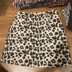 Chân váy ngắn công sở họa tiết da báo dáng chữ A - Phong cách Hàn Quốc