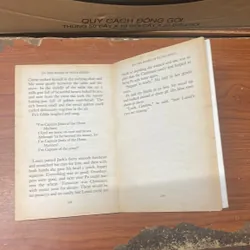 ON THE BANKS OF PLUM CREEK- LURA INGALLS WILDER 674755