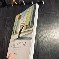 Catherine cô bé đeo mắt kính 385191