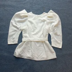 Áo kiểu màu trắng tay phồng