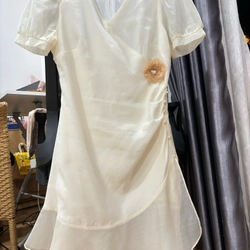 Đầm trắng sữa đính hoa size L  301978