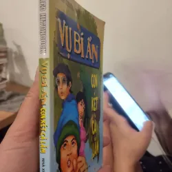 sách "Vụ bí ẩn con két cà lăm" thuộc bộ truyện trinh thám nổi tiếng "Ba chàng thám tử trẻ" 1025391