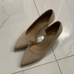 Giày mũi nhọn khuyết eo