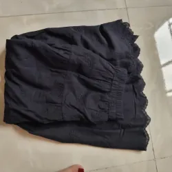 Chân váy đen thêu nổi 1029039