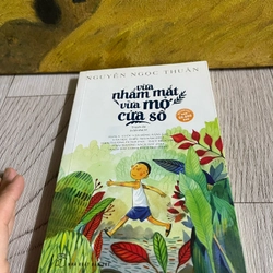 Vừa nhắm mắt vừa một cửa sổ