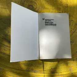 UNDERSTANDING AND USING ENGLISH GRAMMAR- BETTY SCHRAMPFER AZAR 702039