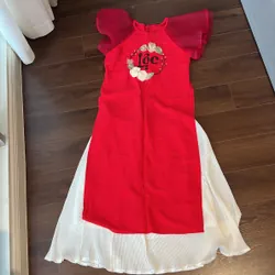 Áo dài KembiHome màu đỏ, cách tân kèm chân váy trắng, size S, đã mặc 1 lần 698150