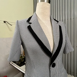 Áo vest nữ. Thiết kế. Tay ngắn, 2 nút gài. Size S,M. Trắng phối đen, nanh sói nhỉ. 383104