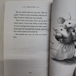 Sách Secrets at sea của Richard Peck tình trạng 80% 508755