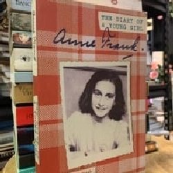 THE DIARY OF A YOUNG GIRL - Anne Frank (Definitive Edition)