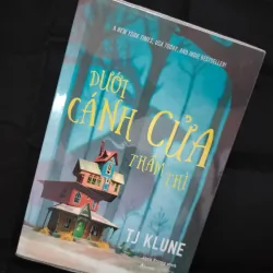 DƯỚI CÁNH CỬA THẦM THÌ - TJ KLUNE 973452