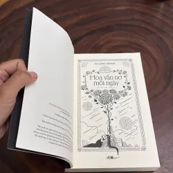 II Văn Học Nước Ngoài: Hoa Vẫn Nở Mỗi Ngày - VALÉRIE PERRIN - 2022 976232