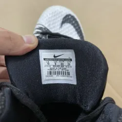 Giày thể thao hiệu NIKE có móng 934819