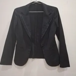 Áo khoác màu đen, mặc cùng áo thun bên trong