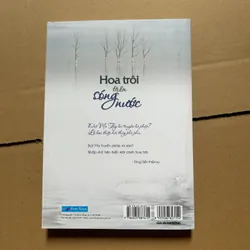 Hoa trôi trên sóng nước 603026