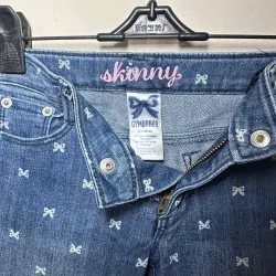 Quần jeans nữ slimfit thắt nơ họa tiết nơ nhỏ màu xanh đậm 734231