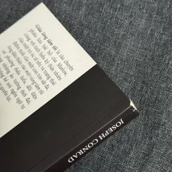 Giữa lòng tăm tối, Mối thù bí ẩn - Joseph Conrad 779310