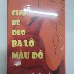 CHÚ BÉ ĐEO BALO MÀU ĐỎ 5798
