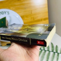 [Sách 2hand từ US] Like new 90% - The Dark Hills Divide của Patrick Carman 477966