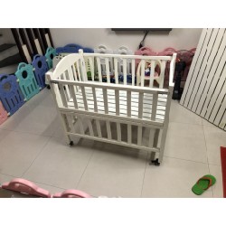 Giường cũi trẻ em màu Trắng ( Cũi gỗ sồi , Sơn PU cao cấp không độc hại ), cũi đã qua sử dụng như còn rất tốt, mới 95% 500