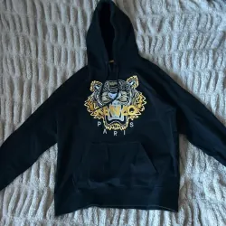 Áo hoodie Kenzo màu đen thêu logo mặt cọp (đầu hổ) chỉ vàng 760767