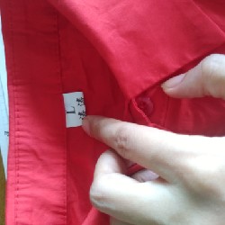 Áo sơ mi đỏ thêu chữ 13050