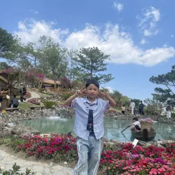 Áo sơ mi kẻ xanh kèm cavat