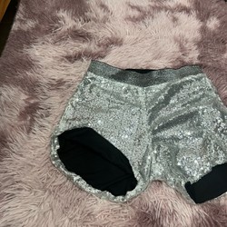 Quần short bling bling lấp lánh size L, còn mới và chưa sử dụng