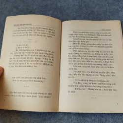 CÔ GÁI VỚI CÂY DÙ ĐỎ 719919