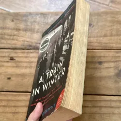 A Train in Winter - Caroline Moorehead 728996