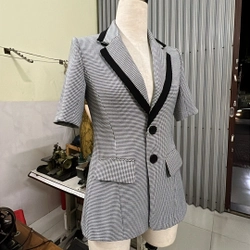 Áo vest nữ. Thiết kế. Tay ngắn, 2 nút gài. Size S,M. Trắng phối đen, nanh sói nhỉ. 383104