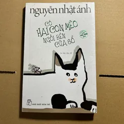 Có hai con mèo ngồi bên cửa sổ