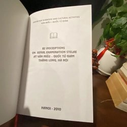 82 BIA TIẾN SĨ Ở VĂN MIẾU QUỐC TỬ GIÁM HÀ NỘI, SÁCH TIẾNG ANH, BÌA CỨNG (XB 2010) 469314