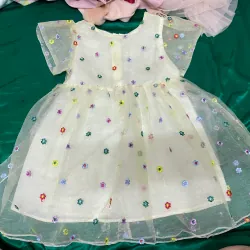 Đầm bé gái mặc vài lần ạ,size 23-28kg  791000