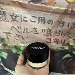 2 Phấn phủ INYUHANFEI kiềm dầu khoá make up sáng da 689621