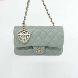Túi charm AP4760 của Chanel 623544