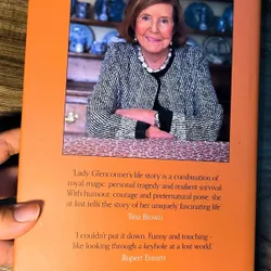 Sách cũ (có ố) Lady in Waiting: My Extraordinary Life in the Shadow of the Crown  723356