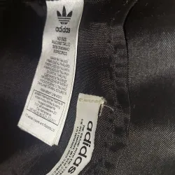 Túi đeo chéo Adidas.