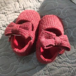 Giày nhung tăm đỏ có nơ cho bé (chân <10cm)