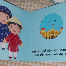 Sách gỗ  ĐỐ BÉ Ở SAU LÀ GÌ?  - chủ đề: TRANG PHỤC 📖 song ngữ Anh - Việt 🔤 713406