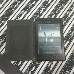 Máy đọc sách Kindle kèm cover đèn chính hãng màu đen, hoạt động tốt!