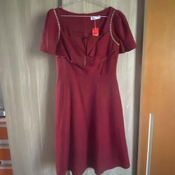 Váy  đỏ  đô  size  2xl còn  nguyên  tang 