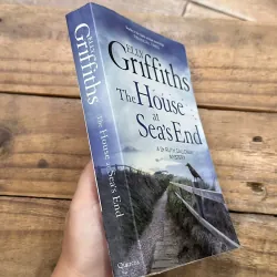 The House at Sea's End - Elly Griffiths 746381