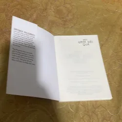 MỘT GÁNH XIẾC QUA - PATRICK MODIANO 747539